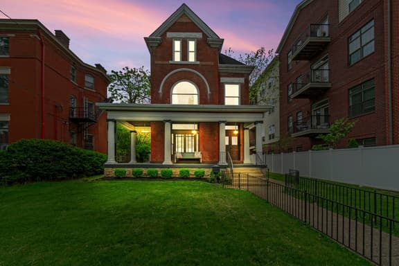 Victorian On Broadway-Fantastic Blend of Old & New - Image 1